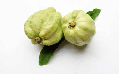 Taze yeşil çiğ guava (Psidium guajava L), yaprakları beyaz arkaplanda izole edilmiş. Tropikal egzotik meyve ve sağlıklı meyve