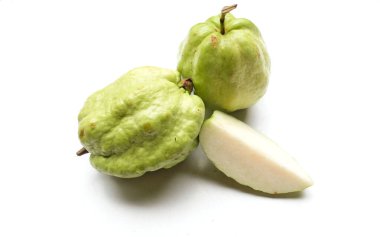 Taze yeşil çiğ guava (Psidium guajava L), beyaz arka planda izole edilmiş yapraklarla ikiye bölünmüş meyve. Tropikal egzotik meyve ve sağlıklı meyve