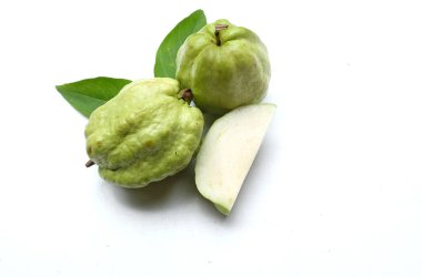 Taze yeşil çiğ guava (Psidium guajava L), beyaz arka planda izole edilmiş yapraklarla ikiye bölünmüş meyve. Tropikal egzotik meyve ve sağlıklı meyve