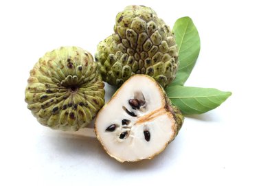 Taze yeşil kremalı elma, elma şekeri, anona cherimola (annona squamosa l.) beyaz arka planda yalıtılmış yapraklarla ikiye bölünmüş meyve. Tropikal egzotik meyve ve sağlıklı meyve