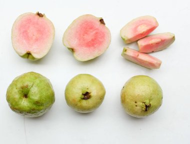 tatlı olgun pembe guava, kırmızı guava (psidyum guajava) yeşil yapraklı ve yarım dilimli meyve, beyaz zemin üzerinde tamamen izole edilmiş, üst görünüm, düz uzanmış, sağlıklı meyve kavramı