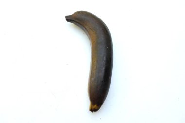 Siyah çürük muz, olgun muz, olgunlaşmış muz, çürümüş siyah küflü muzlar beyaz arka planda izole edilmiş. Minimum düzeyde. Kavramsal minimalist kara sanat. Matte yüzeyi. Metin için boşluk 