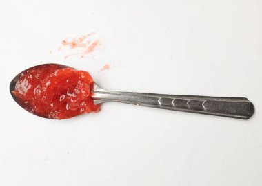 Ahududu çileği reçelinin kuş bakışı görüntüsü, beyaz bir arkaplanda izole edilmiş bir ekmek dilimine yayılmış taze kırmızı böğürtlen. Sağlıklı atıştırmalıklar ve yemek fikirleri