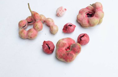 Taze kırmızı olgun bir Manila tamarind meyvesi (Pithecellobium dulce) tohumları beyaz arka planda izole edilmiş. Tayland 'da popüler meyve. Sağlıklı tropikal egzotik meyveler