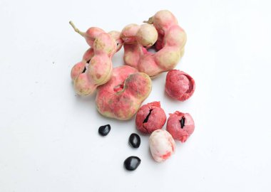 Taze kırmızı olgun bir Manila tamarind meyvesi (Pithecellobium dulce) tohumları beyaz arka planda izole edilmiş. Tayland 'da popüler meyve. Sağlıklı tropikal egzotik meyveler