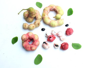 Taze kırmızı olgun bir Manila tamarind meyvesi (Pithecellobium dulce) tohumları beyaz arka planda izole edilmiş. Tayland 'da popüler meyve. Sağlıklı tropikal egzotik meyveler