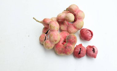 Taze kırmızı olgun bir Manila tamarind meyvesi (Pithecellobium dulce) tohumları beyaz arka planda izole edilmiş. Tayland 'da popüler meyve. Sağlıklı tropikal egzotik meyveler