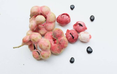 Taze kırmızı olgun bir Manila tamarind meyvesi (Pithecellobium dulce) tohumları beyaz arka planda izole edilmiş. Tayland 'da popüler meyve. Sağlıklı tropikal egzotik meyveler
