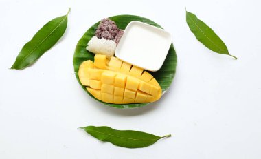 Lezzetli Tayland mangosu yapışkan pirinci taze ve olgun mango meyvesi seramik bir tabakta izole edilmiş yaz mevsiminde Tayland tatlısı glutinous rice, mango, hindistan cevizi sütü