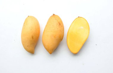 olgun sarı mango altın, mango nam dok mai mango, barakuda mango (mangifera indica) beyaz bir arka planda yapraklarla ikiye bölünmüş meyve kralı. Tropikal egzotik meyve ve sağlıklı meyve
