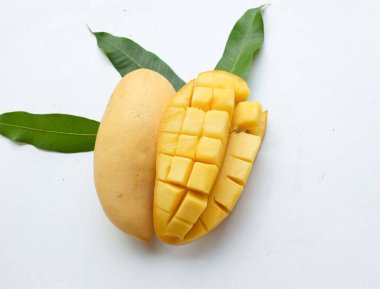 olgun sarı mango altın, mango nam dok mai mango, barakuda mango (mangifera indica) beyaz bir arka planda yapraklarla ikiye bölünmüş meyve kralı. Tropikal egzotik meyve ve sağlıklı meyve