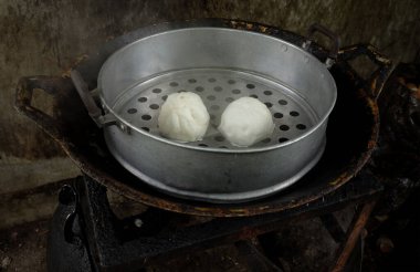 Ev yapımı buharda pişirilmiş çörekleri (Çin buğulamalı çörekleri), domuz dolması, krema, tatlı, kırmızı domuz eti, buhar tenceresi kırmızı fasulye ile doldurulmuş çörekleri kapatın. Lezzetli ve kahvaltı için uygun.. 