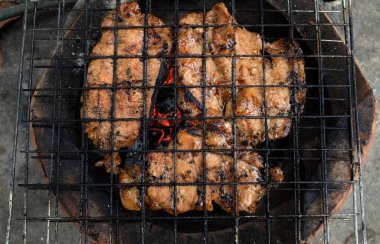 Sulu ve iştah açıcı domuz eti ızgara ızgara ızgara biftek ızgara ızgara ızgara ızgara ızgara ızgara ızgara ızgara ızgara ızgara ızgara da yakacak odunlu kaplumbağa. Yemek ve mutfak kavramı. Thai tarzı.