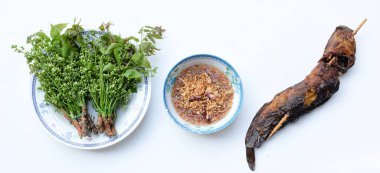 Neem, siyam neem ağacı, (Azadirachta indica) tatlı soslu sebze (Tayland adı Sadao nam pla wan) ve mutfakta ızgara yayın balığı servis için hazır, Tayland geleneksel yemekleri 