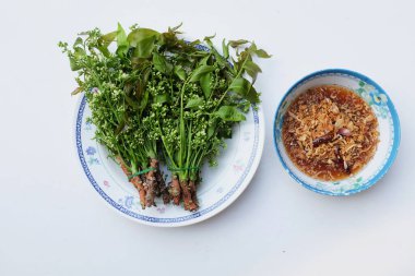 Neem, siyam neem ağacı, (Azadirachta indica) tatlı soslu sebze (Tayland adı Sadao nam pla wan) ve mutfakta ızgara yayın balığı servis için hazır, Tayland geleneksel yemekleri 