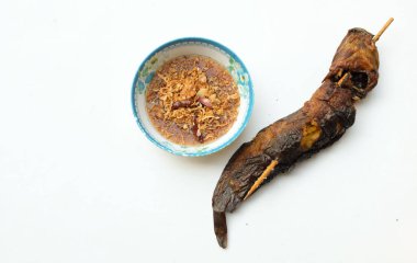 Neem, siyam neem ağacı, (Azadirachta indica) tatlı soslu sebze (Tayland adı Sadao nam pla wan) ve mutfakta ızgara yayın balığı servis için hazır, Tayland geleneksel yemekleri 