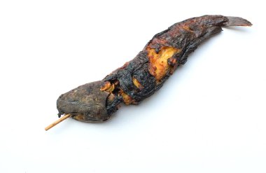 Üst manzara ızgara yayın balığı şişleri, (clarias), tatlı su balığı beyaz zemin üzerinde izole. Tayland 'da yerel Tayland yemekleri konsepti. Yüksek protein. Sağlıklı yemek. balık menüsü.