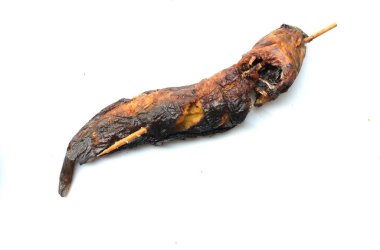 Üst manzara ızgara yayın balığı şişleri, (clarias), tatlı su balığı beyaz zemin üzerinde izole. Tayland 'da yerel Tayland yemekleri konsepti. Yüksek protein. Sağlıklı yemek. balık menüsü.