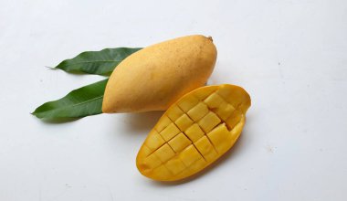 olgun sarı mango altın, mango nam dok mai mango, barakuda mango (mangifera indica) beyaz bir arka planda yapraklarla ikiye bölünmüş meyve kralı. Tropikal egzotik meyve ve sağlıklı meyve