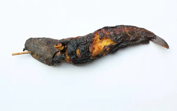 Üst manzara ızgara yayın balığı şişleri, (clarias), tatlı su balığı beyaz zemin üzerinde izole. Tayland 'da yerel Tayland yemekleri konsepti. Yüksek protein. Sağlıklı yemek. balık menüsü.