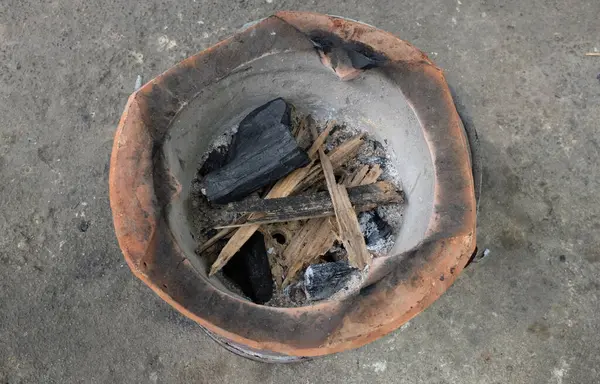 Imagem Uma Tartaruga Carvão Fogão Braseiro Piso Cimento Cozinha Livre — Fotografia de Stock