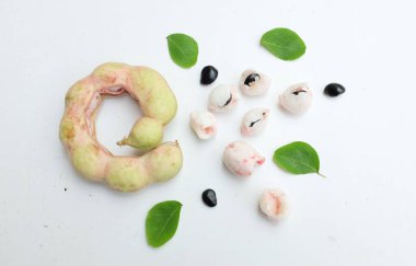 Taze kırmızı olgun bir Manila tamarind meyvesi (Pithecellobium dulce) tohumları beyaz arka planda izole edilmiş. Tayland 'da popüler meyve. Sağlıklı tropikal egzotik meyveler