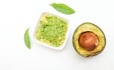 Lezzetli püre yeşil avokado, avokado kreması, ezilmiş avokado sosu, guacamole seramik kasede atıştırmalık ya da vegan ya da vejetaryen diyeti için aperatif olarak sunulur.