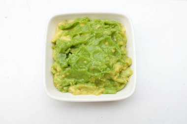 Lezzetli püre yeşil avokado, avokado kreması, ezilmiş avokado sosu, guacamole seramik kasede atıştırmalık ya da vegan ya da vejetaryen diyeti için aperatif olarak sunulur.