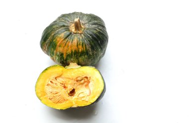 Bir yığın taze çiğ Japon balkabağı (Cucurbita moschata), Kabocha kabağı, beyaz bir arka planda izole edilmiş. Sağlıklı gıda sebze, meyve ve gıda ticareti fikri