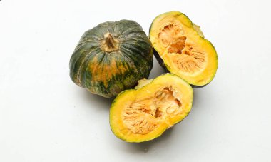 Bir yığın taze çiğ Japon balkabağı (Cucurbita moschata), Kabocha kabağı, beyaz bir arka planda izole edilmiş. Sağlıklı gıda sebze, meyve ve gıda ticareti fikri