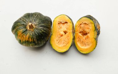 Bir yığın taze çiğ Japon balkabağı (Cucurbita moschata), Kabocha kabağı, beyaz bir arka planda izole edilmiş. Sağlıklı gıda sebze, meyve ve gıda ticareti fikri
