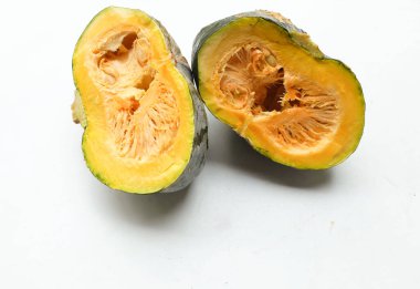 Bir yığın taze çiğ Japon balkabağı (Cucurbita moschata), Kabocha kabağı, beyaz bir arka planda izole edilmiş. Sağlıklı gıda sebze, meyve ve gıda ticareti fikri