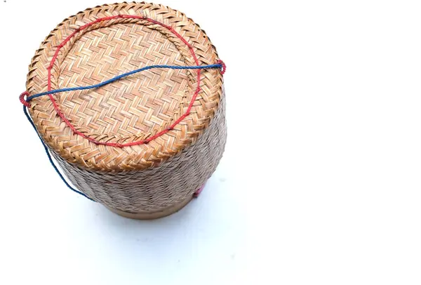 木竹传统风格的盒子与温暖蒸泰国米 白色背景放在砂锅 竹制容器 盛放煮熟的糯米 一种流行于泰国的主食 — 图库照片