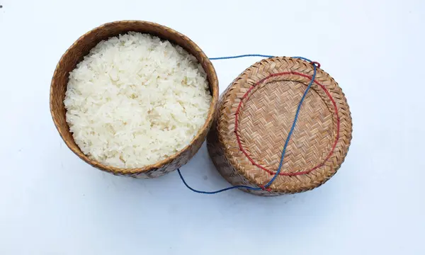 木竹传统风格的盒子与温暖蒸泰国米 白色背景放在砂锅 竹制容器 盛放煮熟的糯米 一种流行于泰国的主食 — 图库照片