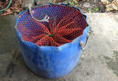 Kıyıda balık ağı var. Balık avı. Balıkçı ipi ağ örgüsü ve deniz balığı tuzakları, el kepçesi ağı. Balıkçılık sporu ekipmanları..