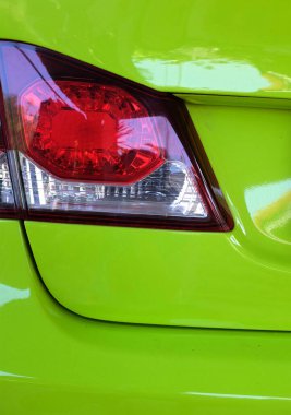 Detaylı bir arabayı kapat. Arka ışık yeşil, modern araba sarı limon yeşili.