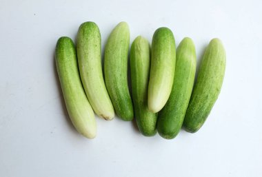 Taze çiğ organik salatalık (salatalık sativus) yeşil sebzeler beyaz bir arka planda izole edilir. Sağlıklı meyve, sebze, yiyecek konsepti