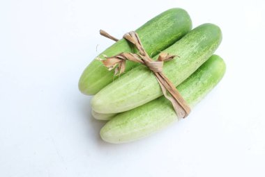 Taze çiğ organik salatalık (salatalık sativus) yeşil sebzeler beyaz bir arka planda izole edilir. Sağlıklı meyve, sebze, yiyecek konsepti