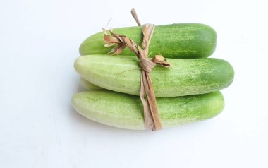 Taze çiğ organik salatalık (salatalık sativus) yeşil sebzeler beyaz bir arka planda izole edilir. Sağlıklı meyve, sebze, yiyecek konsepti