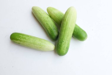 Taze çiğ organik salatalık (salatalık sativus) yeşil sebzeler beyaz bir arka planda izole edilir. Sağlıklı meyve, sebze, yiyecek konsepti