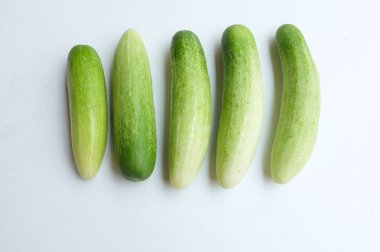 Taze çiğ organik salatalık (salatalık sativus) yeşil sebzeler beyaz bir arka planda izole edilir. Sağlıklı meyve, sebze, yiyecek konsepti