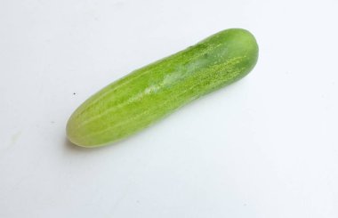 Taze çiğ organik salatalık (salatalık sativus) yeşil sebzeler beyaz bir arka planda izole edilir. Sağlıklı meyve, sebze, yiyecek konsepti