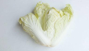 Taze organik lahana, Çin beyaz lahanası (brassica chinensis (l. jusl). ) beyaz arkaplanda izole edilmiş sebze