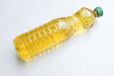 Üst görünüm beyaz arka planda izole edilmiş bir yağ şişesi. Yemek ve pişirme konsepti