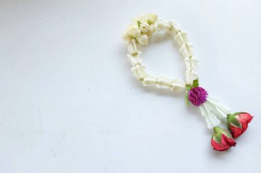  Geleneksel Tayland çelenkleri Tayland 'daki çeşitli festivallerde rahiplere ya da saygı duyulan yaşlılara geleneksel olarak sunulurdu. Yasemin, yıldız çiçeği ve güllerle yapıldı. Anneler Günü, Babalar Günü.