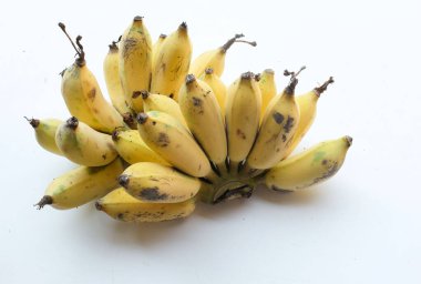 Bir grup olgun ve sarı muz, altın ekili muz, Kluay Namwa, (Musa sapientum L.) beyaz bir arka planda izole edilir. Sağlıklı tropikal gıda ve meyve fikirleri