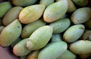 Mango yeşil ve sarı meyveli Tayland 'ı kapatın.