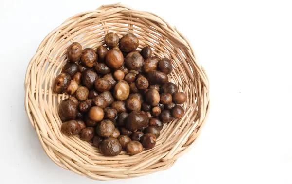 stock image fresh raw organic Astraeus hygrometricus, Barometer earthstar (Astraeus hygrometricus) edible mushroom,Thai naturally occurring mushroomsinwooden basket isolated on white backdrop. 