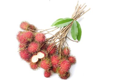 Taze olgun kırmızı rambutanlar (Nephelyum Lappaceum) bütün ve yarım ve yeşil yaprak beyaz bir arka planda izole edilir. Rambutan kırmızı kabuklu, beyaz etli, kahverengi tohumlu bir meyvedir. Tatlı bir tadı var.,