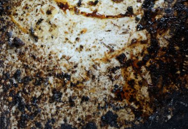 Fayans zemininde büyük bir çiçeğe benzeyen siyah bir leke belirdi. Mutfakta yemek pişirme lekelerinden yağ lekeleri, yemek pişirmeden yağ lekeleri.